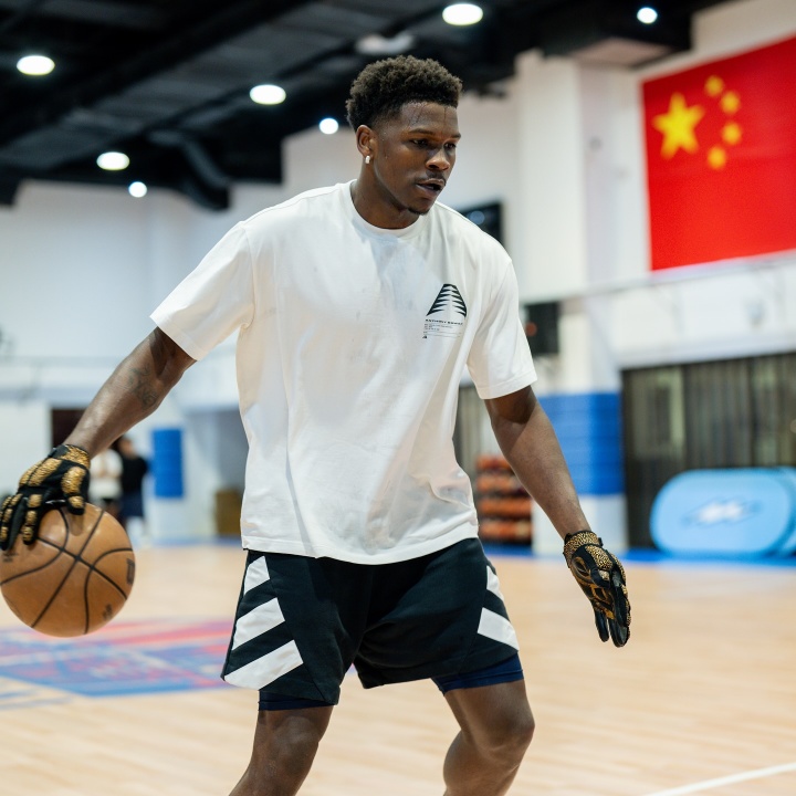 爱德华兹晒多张照片&amp;和五星红旗合照：以爱为名！