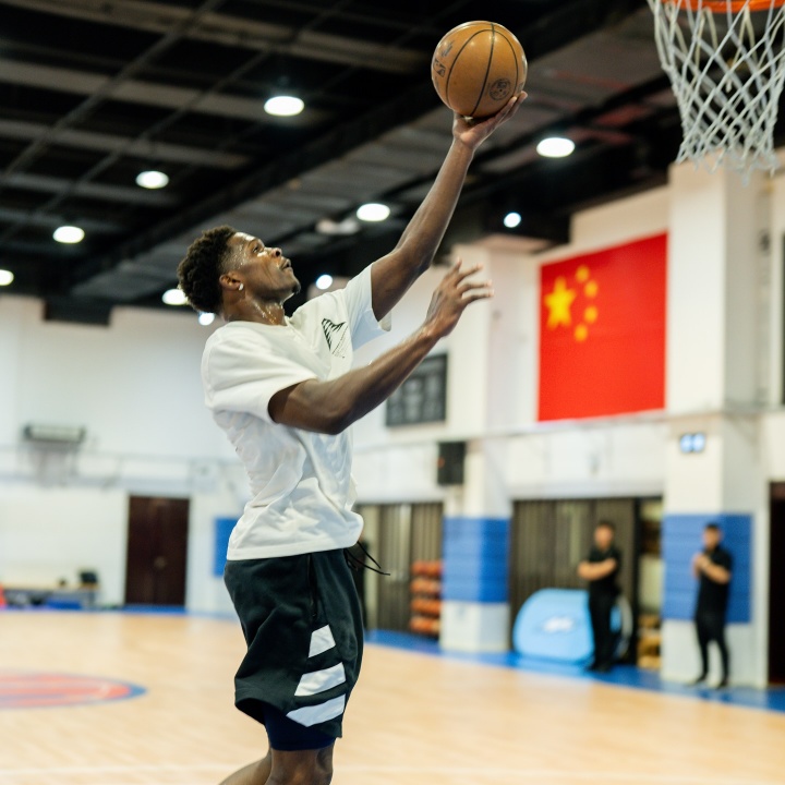 爱德华兹晒多张照片&amp;和五星红旗合照：以爱为名！