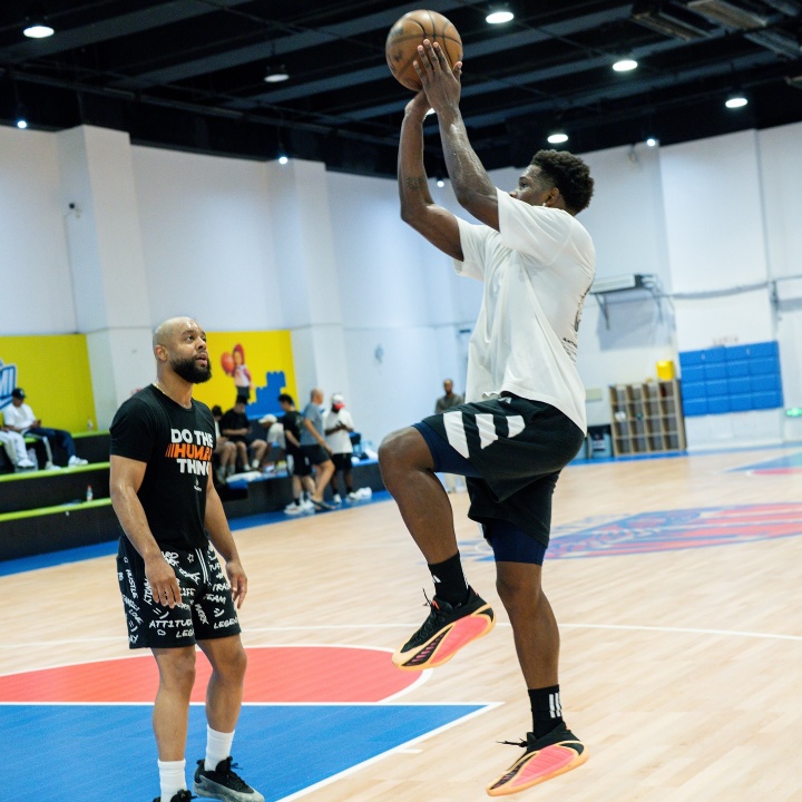 爱德华兹晒多张照片&amp;和五星红旗合照：以爱为名！