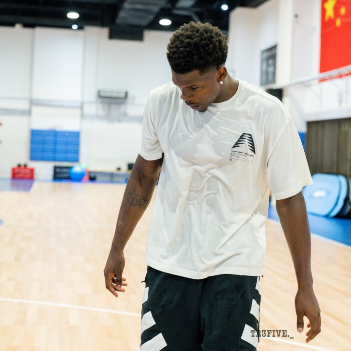 爱德华兹晒多张照片&amp;和五星红旗合照：以爱为名！