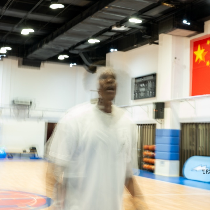 爱德华兹晒多张照片&amp;和五星红旗合照：以爱为名！