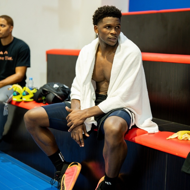 爱德华兹晒多张照片&amp;和五星红旗合照：以爱为名！