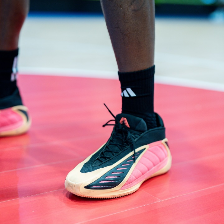 爱德华兹晒多张照片&amp;和五星红旗合照：以爱为名！