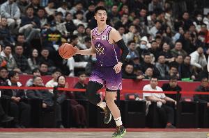 九游体育app-稳定贡献难救主!朱松玮替补出战33分钟 13中6拿到14分11板