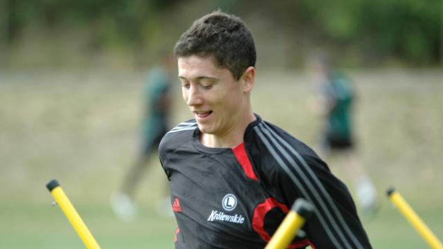 那个把莱万挤到第3级联赛的人 被酒精毁掉了青春…